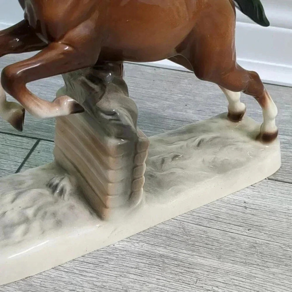 Horse jumping a wall ceramic - Picture 6 of 6